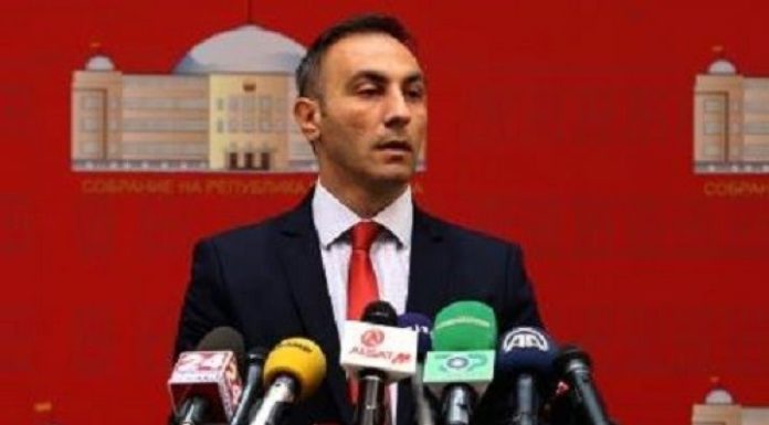 Grubi: Nuk ia bëra me dorë Talat Xhaferrit për ta ndërpre seancën por Micovskit për të ndal fjalimin