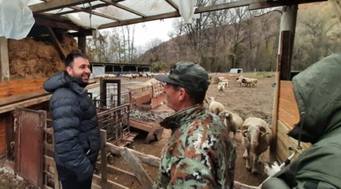 Ministri Hoxha pa paralajmërim viziton fermerët në komunën e Bërvenicës