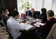 Kasami takohet me ambasadorin e BE-së David Geer