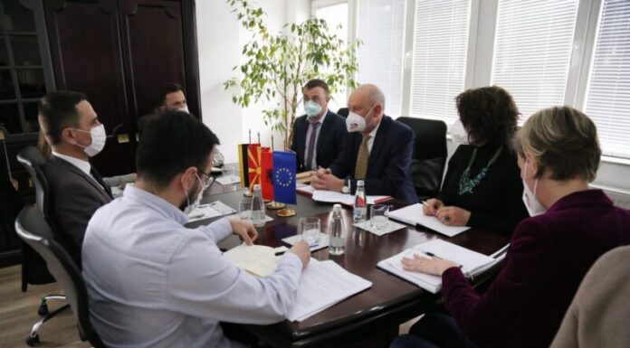 Kasami takohet me ambasadorin e BE-së David Geer