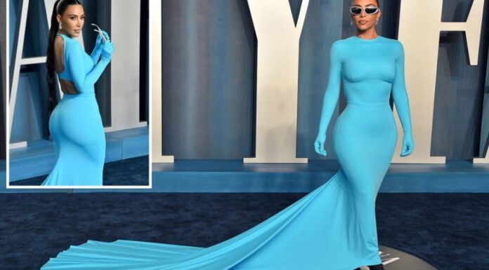 Kim Kardashian theksoi linjat e trupit në fustanin e kaltër dhe të ngushtë, në pas-ndejën e “Oscars 2022”