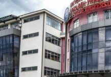 Studentët e akuzojnë profesoreshën Mehmedi për bullizëm sistematik dhe kërcënime me fjalët “do tu kap për fyti”!