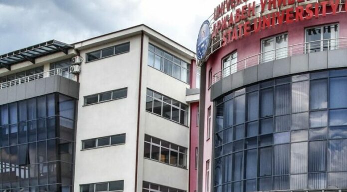 Studentët e akuzojnë profesoreshën Mehmedi për bullizëm sistematik dhe kërcënime me fjalët “do tu kap për fyti”!