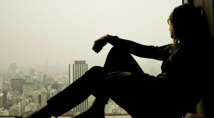 Shtatë shenja delikate që tregojnë se ju vuani nga vetmia kronike