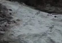 12 vjeçari u fut në lumë për të kapur topin, rrjedha e mori me vete