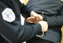 Pranga drejtorit të shkollës/ Ngacmoi seksualisht nxënësen 15-vjeçe