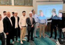 Mbi 700.000 franga zvicerane tubohen në natën e parë të aksionit për blerjen e parcelës për xhaminë e re në qytetin e St.Gallenit. Të nderuar vëllezër e motra, xhematlinj, miq e dashamirë të xhamisë sonë! Dëshirojmë që t’ju informojmë se mbrëmë patëm një natë të veçantë në xhaminë tonë, ku përveç namazeve që falëm së bashku, nisëm edhe aksionin për tubimin e mjeteve financiare për blerjen e parcelës për të nderuar xhaminë e re tonën në qytetin e St.Gallenit. Baby Boo Xhemati ynë mbrëmë përjetoi një gëzim të një fitoreje të madhe, të cilën fitore e dhuroi All-llahu xh.sh. përmes vëllezërve e motrave tona humaniste. All-llahu i ruajt dhe i shpërbleftë! Vetëm me 75 donatorë të parë, brenda një nate, në xhaminë tonë, u dhuruan mbi 700 mijë franga zvicerane. Natën e mbrëmshme aksionare për xhaminë e re të El-Hidajes e begatoi edhe më shumë kryetari i Kuvendit të Komunitetit Musliman Shqiptar në Zvicër, Azir Jusufi, njëherit edhe kryetar i xhamisë Tulipan në Reinach, i cili ishte i shoqëruar me nënkryetarin e xhamisë, Hasan Bajramin. Prezenca dhe fjalët e tyre motivuan dhe dhanë impulse të fuqishme te të pranishmit. Ju bëjmë apel të gjithë atyre që dëshirojnë të kontribuojnë për blerjen e parcelës dhe për ndërtimin e xhamisë së re në qytetin e St.Gallenit, të lajmërohen te kryesia e xhamisë dhe t’i marrin informacionet e duhura, si dhe fletëpagesën për xhaminë e re. Një meritë e veçantë për këtë organizim të suksesshëm është edhe e kryesisë së xhamisë, e cila me shumë kujdes arriti që ta menaxhojë situatën deri në fund të programit. Rruga jonë vetëm se ka filluar dhe inshallah një ditë, sa më parë, të mund ta gëzojmë xhaminë tonë të re. Ju faleminderit!