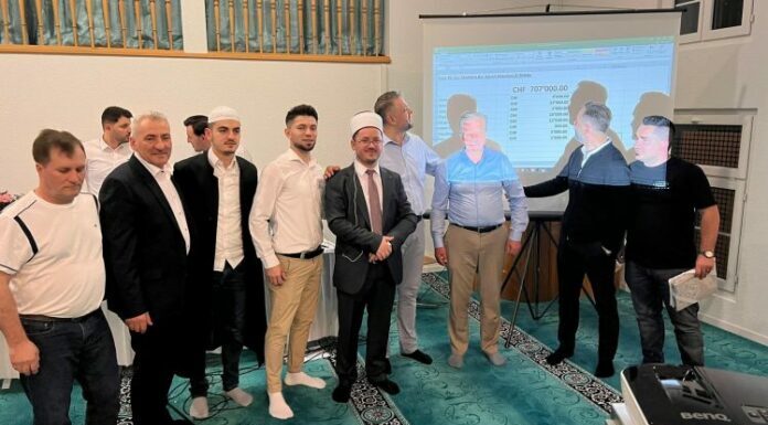 Mbi 700.000 franga zvicerane tubohen në natën e parë të aksionit për blerjen e parcelës për xhaminë e re në qytetin e St.Gallenit. Të nderuar vëllezër e motra, xhematlinj, miq e dashamirë të xhamisë sonë! Dëshirojmë që t’ju informojmë se mbrëmë patëm një natë të veçantë në xhaminë tonë, ku përveç namazeve që falëm së bashku, nisëm edhe aksionin për tubimin e mjeteve financiare për blerjen e parcelës për të nderuar xhaminë e re tonën në qytetin e St.Gallenit.  Baby Boo Xhemati ynë mbrëmë përjetoi një gëzim të një fitoreje të madhe, të cilën fitore e dhuroi All-llahu xh.sh. përmes vëllezërve e motrave tona humaniste. All-llahu i ruajt dhe i shpërbleftë! Vetëm me 75 donatorë të parë, brenda një nate, në xhaminë tonë, u dhuruan mbi 700 mijë franga zvicerane.  Natën e mbrëmshme aksionare për xhaminë e re të El-Hidajes e begatoi edhe më shumë kryetari i Kuvendit të Komunitetit Musliman Shqiptar në Zvicër, Azir Jusufi, njëherit edhe kryetar i xhamisë Tulipan në Reinach, i cili ishte i shoqëruar me nënkryetarin e xhamisë, Hasan Bajramin. Prezenca dhe fjalët e tyre motivuan dhe dhanë impulse të fuqishme te të pranishmit.  Ju bëjmë apel të gjithë atyre që dëshirojnë të kontribuojnë për blerjen e parcelës dhe për ndërtimin e xhamisë së re në qytetin e St.Gallenit, të lajmërohen te kryesia e xhamisë dhe t’i marrin informacionet e duhura, si dhe fletëpagesën për xhaminë e re.  Një meritë e veçantë për këtë organizim të suksesshëm është edhe e kryesisë së xhamisë, e cila me shumë kujdes arriti që ta menaxhojë situatën deri në fund të programit. Rruga jonë vetëm se ka filluar dhe inshallah një ditë, sa më parë, të mund ta gëzojmë xhaminë tonë të re. Ju faleminderit!