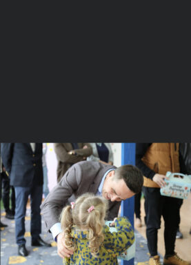 Kasami shpërndan pako për fëmijët e çerdhes Rinia