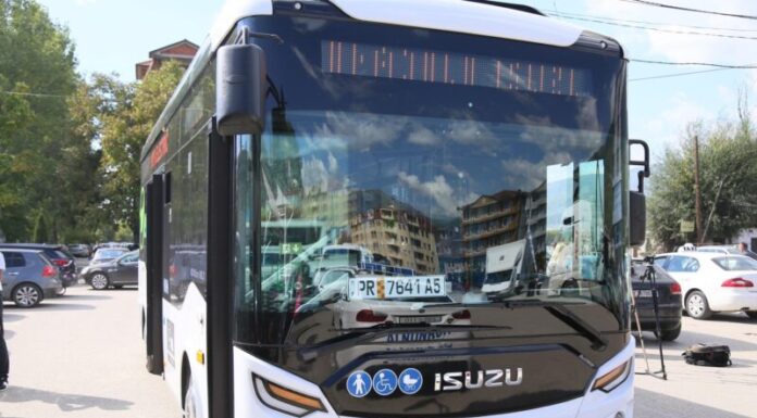 Për herë të parë në Tetovë promovohet autobusi elektrik, Kasami: Po punojmë që këta autobus në të ardhmen të qarkullojnë në Tetovë